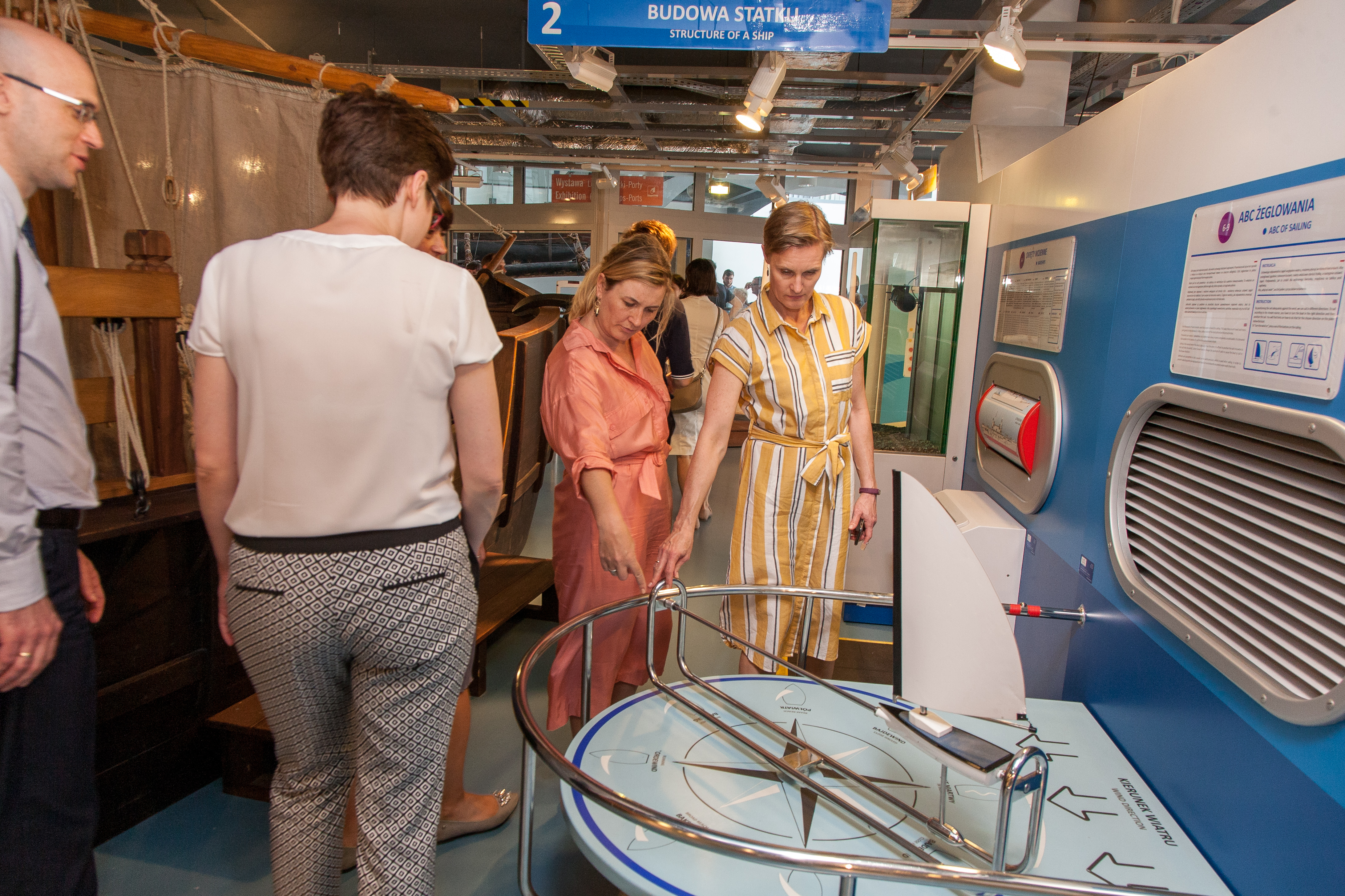 Wizyta delegacji polskiej oraz delegacji z państw-darczyńców w Narodowym Muzeum Morskim w Gdańsku. Uczestnicy oglądają muzealną ekspozycję