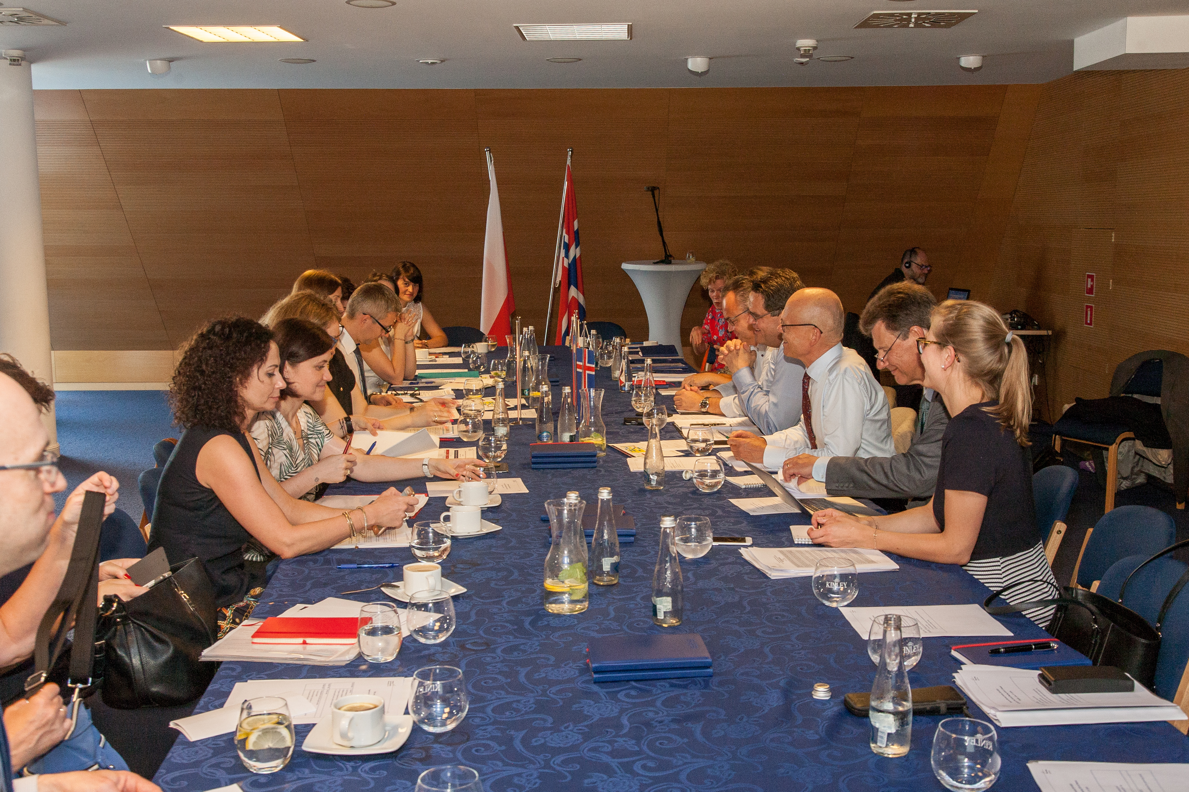 Spotkanie roczne strony polskiej i darczyńców z Norwegii, Islandii i Liechtensteinu w Gdańsku. Uczestnicy spotkania siedzą przy stole konferencyjnym.