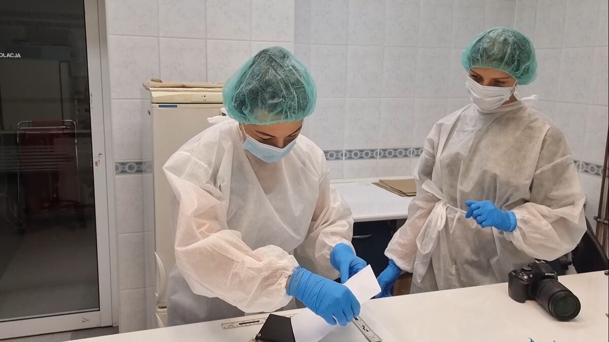 Crime lab workers working with new equipment (photo: Regional Police Headquaters in Poznań) 