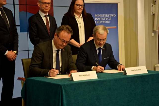 Minister Kwieciński i ambasador Norwegii Olav Myklebust podpisują umowę